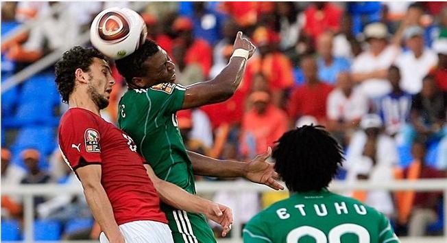 Hossam Ghaly (L) of Egypt views for the ball with Uche Kalu (C) of Nigeria as his teammate Etuhu Dickson (R) eyes them during their group C stage match at the African Cup of Nations CAN2010 at the Ombaka stadium in Benguela on January 12, 2010. Photo by Khaled Desouki.