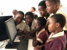 Lelalani Primary school pupils in the new e4 computer centre