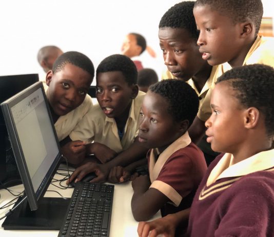 Lelalani Primary school pupils in the new e4 computer centre