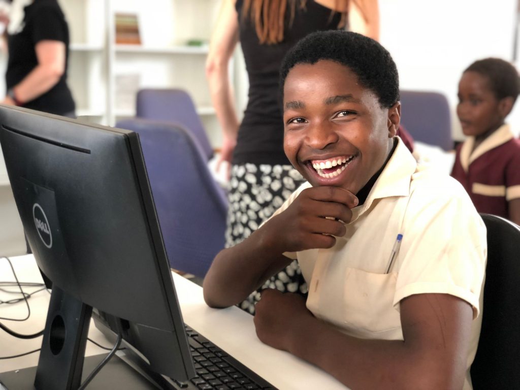 Lelalani Primary school pupils in the new e4 computer centre