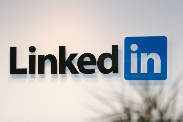 LinkedIn adds voice messaging function LinkedIn adds voice messaging function