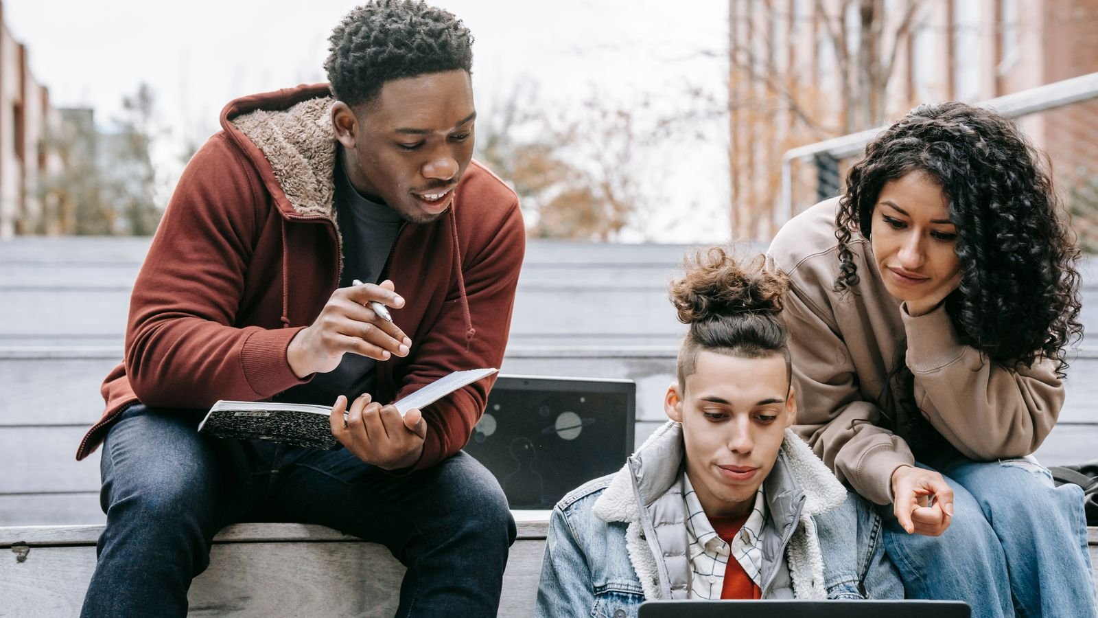 Vodacom and UJ extend AI partnership with student hackathon